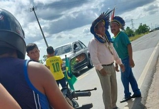 Bloqueio realizado na manhã deste sábado na principal rodovia de Roraima (Foto: Divulgação)