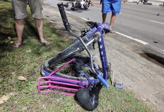 Bicicleta de venezuelano ficou destruída após o impacto (Foto: FolhaBV)