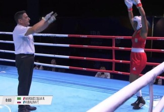 Momento em que o árbitro belga Felipe Pompilli declarou a derrota de Rafaela Silva (Foto: Reprodução)