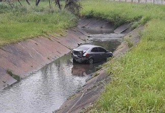 Veículo caiu no igarapé Mecejana (Foto: Lucas Luckezie/FolhaBV)
