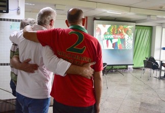 Portugueses se abraçam na execução do hino de Portugal (Foto: Nilzete Franco/FolhaBV)