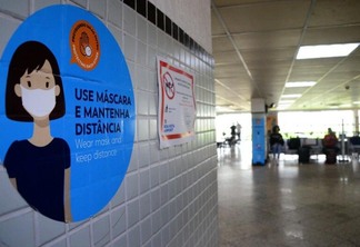 Aeroporto de Boa Vista possui placas que destacam a importância da proteção contra a Covid-19 (Foto: Nilzete Franco/FolhaBV)