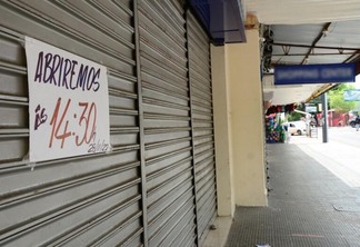 Loja no Centro de Boa Vista colocou placa na porta informando que atendimento retorna às 14h30, após jogo do Brasil - Foto: Nilzete Franco/FolhaBV