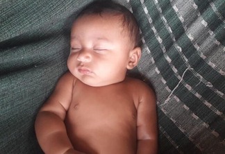 Ariane Moraes está precisando de ajuda para manter o filho de quatro meses, Eric Ravi (Foto: Arquivo Pessoal)