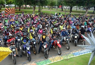 Motociclistas fizeram buzinaço na Praça do Centro Cívico (Foto: Nilzete Franco/FolhaBV)