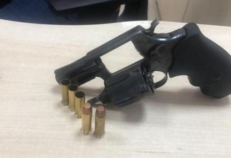 Revólver calibre 38 e cinco munições, das quais, três deflagradas foram apreendidas (Foto: Polícia Civil)