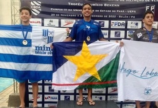 O nadador roraimense Pedro Medrado sobe ao lugar mais alto do pódio com a bandeira de Roraima (Foto: Divulgação)