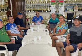 Sérgio Caranguejo (ao meio) com associados na eleição deste domingo (Foto: Divulgação)