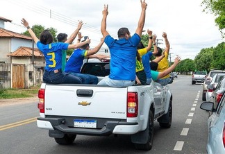 Cuidado na hora das carreatas onde os torcedores costumam subir nas carrocerias de veículos (Foto: Divulgação)