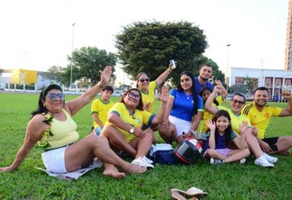 Família se reúne no gramado do Centro Cívico para comemorar vitória brasileira (Foto: Nilzete Franco/FolhaBV)