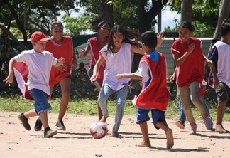 Por meio do futebol, crianças refugiadas e migrantes da Venezuela se aproximam mais da sociedade roraimense.   Crédito: Camila Ignácio Geraldo/ACNUR