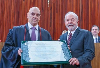 O presidente do TSE, ministro Alexandre de Moraes, entrega diploma de presidente da República a Lula (Foto: Ricardo Stuckert/Twitter Lula)