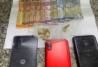 Droga, dinheiro e celulares foram apreendidos e levados à delegacia - Foto: Divulgação/PMRR