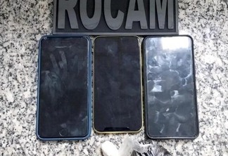 Invólucros com cocaína e maconha e celulares foram levados à delegacia - Foto: Divulgação/PMRR