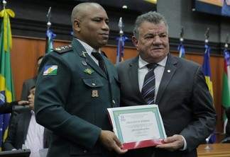 O capitão da PM, Jefferson Gomes, ao lado do deputado estadual Gabriel Picanço (Foto: SupCom ALE-RR)