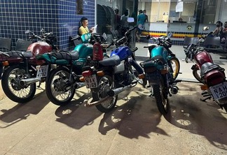 Motocicletas foram apreendidas e levadas à delegacia - Foto: Divulgação/PMRR