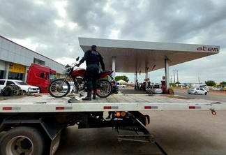 Motocicleta foi apreendida e removida do local em um caminhão guincho - Foto: Divulgação