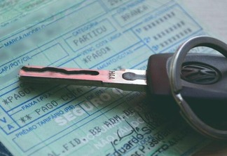 Prazo para condutor isento do IPVA pagar o licenciamento é o mesmo que a data de vencimento da segunda cota do IPVA (Foto: Nilzete Franco/FolhaBV/Ilustração)