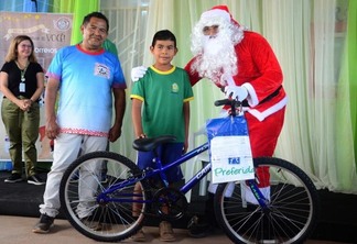Menino de dez anos saiu apressado para estrear a pedalada na primeira da bicicleta da vida (Foto: Nilzete Franco/FolhaBV)
