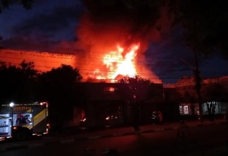 Bombeiros tentam conter as chamas iniciadas no fim da madrugada desta terça-feira (Foto: Laudinei Sampaio)