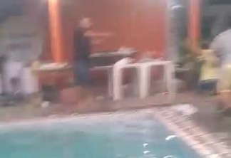 Cabo da PM sacou a arma e efetuou disparos após ser agredido e cair na piscina do espaço de eventos - Imagem: Reprodução/Redes Sociais