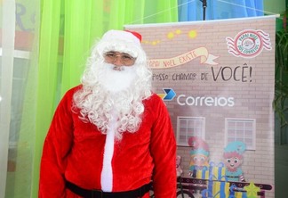 O motorista de transporte escolar Weverton Gonçalves de Almeida adora se vestir de Papai Noel (Foto: Nilzete Franco/FolhaBV)