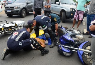 Motociclista foi atendido e levado ao pronto socorro - Foto: Nilzete Franco/Folha de Boa Vista