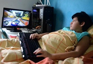 Sem conseguir sair da cama para brincar com patins ou jogar bola, Luan joga video games para passar o tempo no quarto  - Foto: Nilzete Franco/FolhaBV