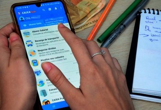 Trabalhadores da iniciativa privada podem consultar a data e forma de pagamento por meio dos aplicativos Caixa Trabalhador e Caixa Tem (Foto: Nilzete Franco/FolhaBV)