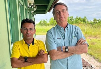 O ex-secretário extraordinário de Relações Federativas, Deilson Bolsonaro, com o ex-presidente Jair Bolsonaro na Base Aérea de Boa Vista (Foto: Divulgação)