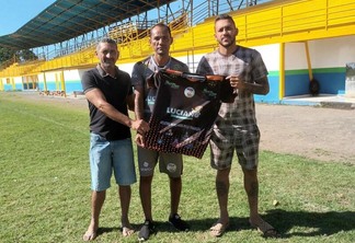 Rogério Tradição (centro) ao lado de Arthur Feitosa (direita), em visita no Ribeirão. Crédito: Divulgação