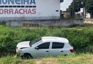 Segundo informações obtidas pela reportagem, o motorista teria cochilado ao volante e caído dentro da vala (Foto: Divulgação)
