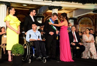 O governador Antonio Denarium recebe a faixa governamental da esposa Simone Denarium (Foto: Nilzete Franco/FolhaBV)