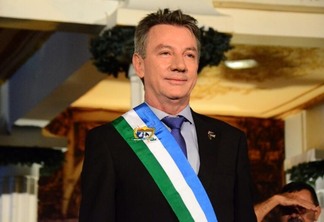 O governador Antonio Denarium com a faixa governamental durante a posse realizada no domingo (Foto: Nilzete Franco/FolhaBV)