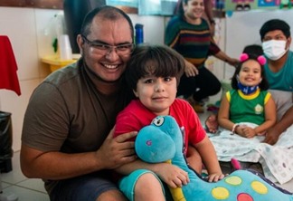 O servidor público Ramon Queiroz com o filho Alfredo Queiroz, de 5 anos, que possui TEA (Foto: Katarine Almeida/Semuc)