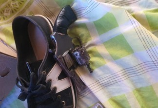 Arma estava escondida dentro de sapato - Foto: Divulgação/PMRR