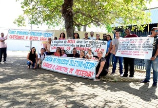 Professores foram à frente da Seed com cartazes (Foto: Nilzete Franco/FolhaBV)