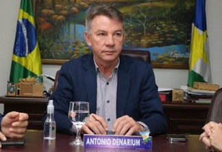 O governador Antonio Denarium em reunião com deputados em dezembro de 2021