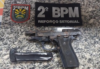 Pistola apreendida e apresentada no 4° Distrito Policial (Foto: Divulgação)