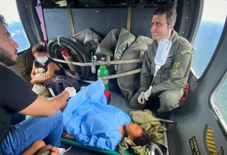 Militares do Exército Brasileiro trabalharam no salvamento da mãe e do bebê (Foto: FAB)