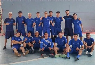 O elenco Sub-17 do Esporte Clube Vivaz (Foto: E.C. Vivaz)