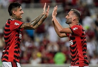Thiago Maia comemora com o volante chileno Erick Pulgar após marcar o quarto gol do Flamengo (Foto: Instagram Thiago Maia)