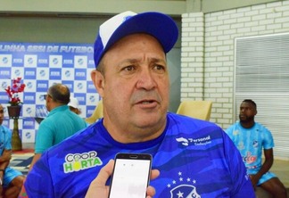 O técnico Chiquinho Viana em entrevista à Folha (Foto: Wenderson de Jesus/FolhaBV)