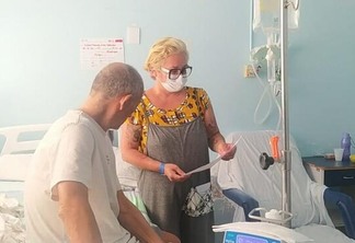 Paciente é acompanhado pela irmã durante tratamento na Unacon - Foto: Sesau