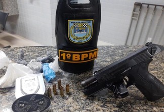 Arma e a droga foram levadas à delegacia - Foto: Divulgação/PMRR
