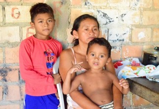 Além dos materiais escolares, a família também precisa de doações de cestas básicas e uma geladeira (Foto: Wenderson Cabral/Folha BV)