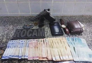Arma e dinheiro foram apreendidos na abordagem - Foto: Divulgação/PMRR