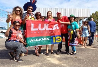 Grupo leva bandeira da campanha de Lula nas eleições de 2022 (Foto: Nilzete Franco/FolhaBV)