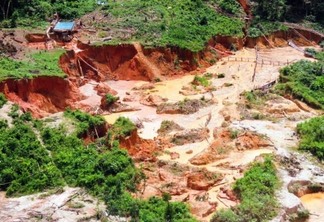 Destruição promovida pelo garimpo ilegal na Terra Indígena Yanomami (Foto: Hutukara Associação Yanomami)