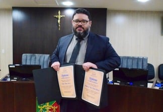 O diretor jurídico do Grupo FolhaBV, Getúlio Cruz Filho, foi quem recebeu o diploma (Foto: Wenderson Cabral/FolhaBV)